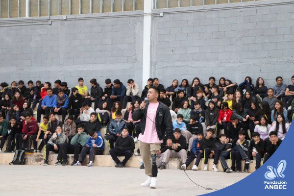 Pláticas en la Secundaria Federal 11 a cargo de Accel Martínez