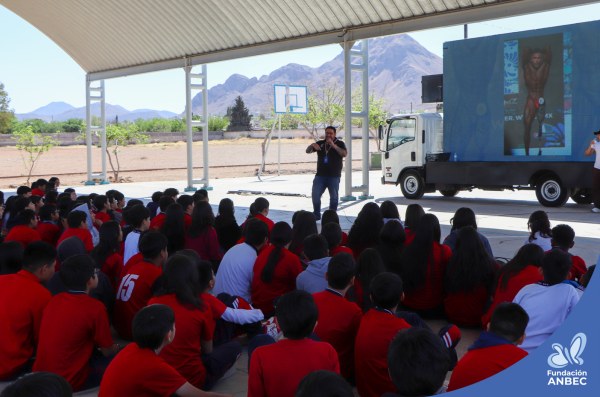 Pláticas en la Secundaria Estatal 3046 a cargo de Accel Martínez