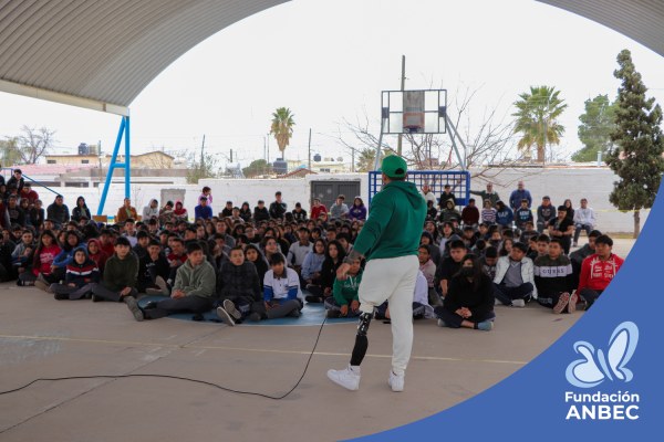 Pláticas en la Secundaria Federal 8 a cargo de Erick Tovar y Accel Martínez