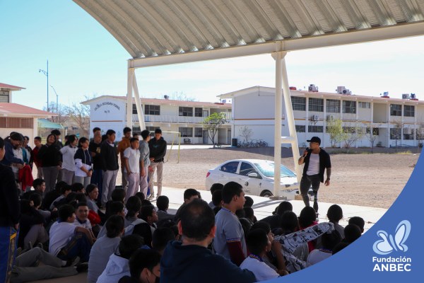 Pláticas en la Escuela Secundaria Federal 15 a cargo de Accel Martínez y Erick Tovar