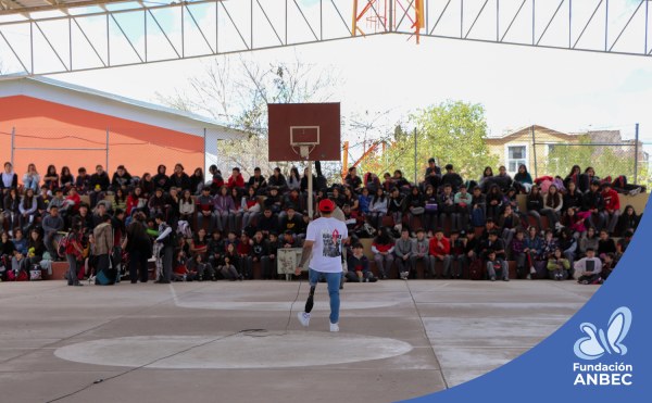 Pláticas en la Secundaria Federal 4 a cargo de Accel Martínez