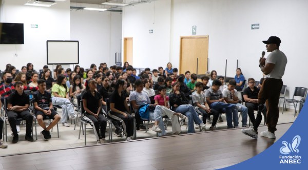 Pláticas en el Colegio Regional Bilingüe a cargo de Accel Martínez
