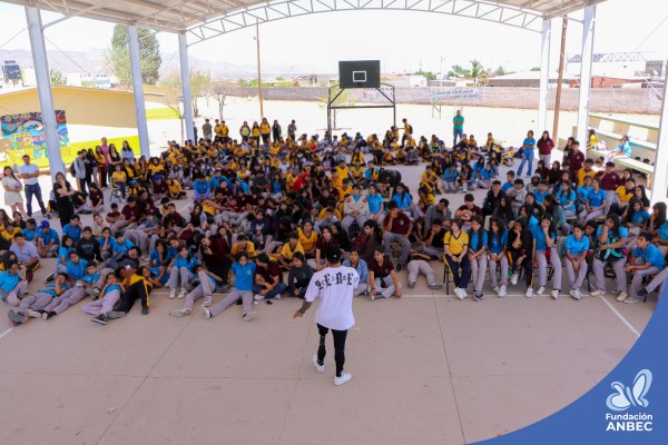 Pláticas en la Escuela Secundaria Estatal 3023 a cargo de Accel Martínez