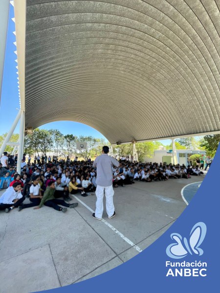 Pláticas en la Secundaria Técnica 40 a cargo de Daniela Martínez y Erick Tovar