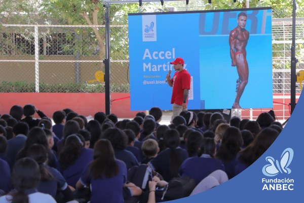 Pláticas en la Escuela Secundaria Federal 7 TV a cargo de Accel Martínez