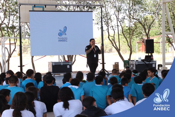 Pláticas en la Escuela Secundaria Técnica 40 TV a cargo de Accel Martínez