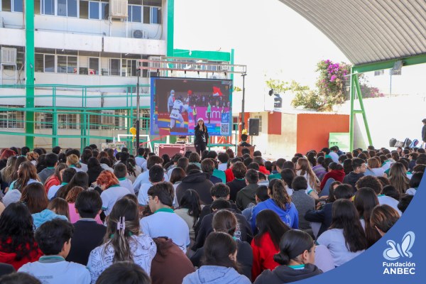 Pláticas en el Colegio de Bachilleres 3 a cargo de Daniela Martínez