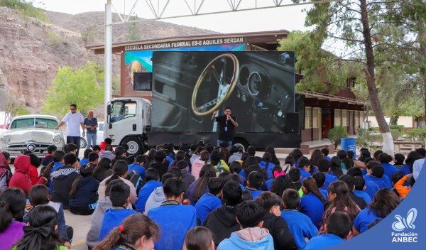 Pláticas en la Secundaria Federal Aquiles Serdán a cargo de Erick Tovar y Accel Martínez