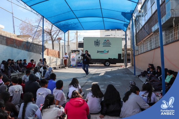 Pláticas en la Escuela Secundaria Federal 10 a cargo de Accel Martínez
