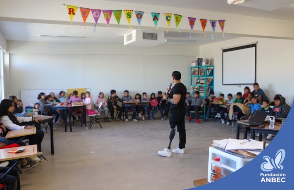 Pláticas en la Escuela Primaria TENOCH a cargo de Accel Martínez