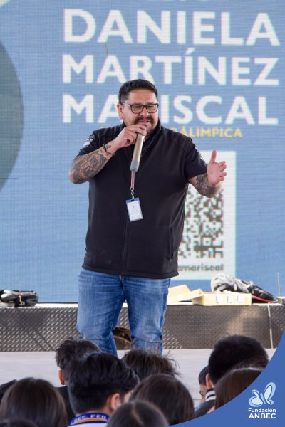 Pláticas en la Escuela Secundaria Federal 15 a cargo de Daniela Martínez