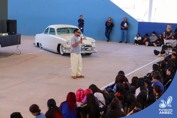 Pláticas en la Preparatoria Maestros Mexicanos a cargo de Daniela Martínez y Erick Tovar