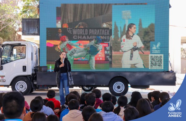 Pláticas en la Secundaria Técnica 50 a cargo de Daniela Martínez y Erick Tovar