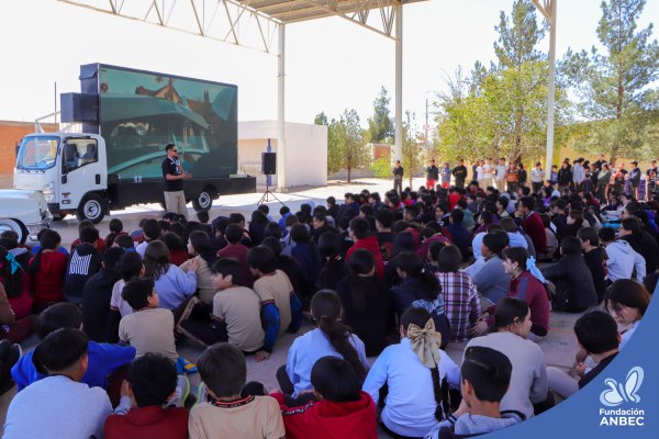 Pláticas en la Secundaria Estatal 3049 a cargo de Daniela Martínez y Erick Tovar