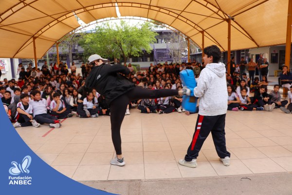 Pláticas en la Secundaria Estatal 3005 a cargo de Daniela Martínez