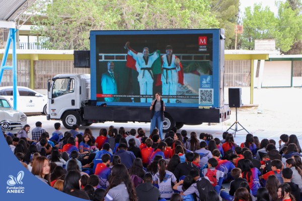 Pláticas en la Secundaria Federal 32 a cargo de Daniela Martínez y Erick Tovar