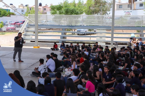 Pláticas en la Secundaria Técnica 46 cargo de Accel Martínez